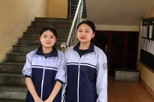 Em Ngô Thị Dung (bên phải) học sinh trường THPT Phổ Yên trả lại 70 triệu đồng cho người đánh rơi.