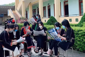 Học sinh trường nội trú tại Tuyên Quang đọc báo sau mỗi giờ giải lao.