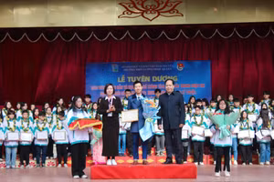 Trường THPT Lương Ngọc Quyến khen thưởng học sinh, giáo viên đạt thành tích cao.