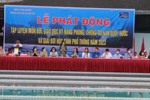 Phát động tập luyện môn Bơi và kỹ năng phòng chống đuối nước cho học sinh.