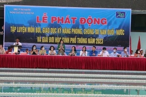 Phát động tập luyện môn Bơi và kỹ năng phòng chống đuối nước cho học sinh.