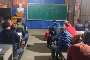 Lớp học xoá mù chữ được mở ra đã góp phần quan trọng trong việc nâng cao dân trí cho bà con vùng đồng bào DTTS. 