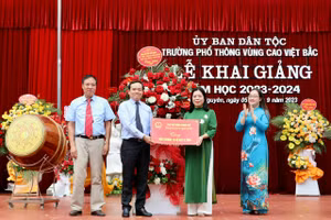 Phó Thủ tướng Trần Lưu Quang dự lễ khai giảng tại Trường Phổ thông vùng cao Việt Bắc.