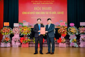 PGS.TS Hoàng Văn Hùng, Giám đốc Đại học Thái Nguyên đã trao quyết định bổ nhiệm Giám đốc Phân hiệu Đại học Thái Nguyên tại Lào Cai cho PGS.TS Nguyễn Mạnh Hà.