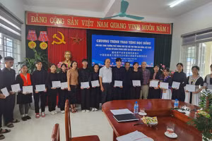 Đại sứ quán Trung Quốc tại Việt Nam tặng 15 suất học bổng cho học sinh DTNT.