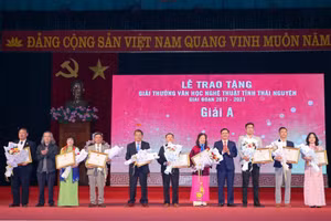 70 tác giả nhóm tác giả đoạt Giải thưởng Văn học nghệ thuật tỉnh Thái Nguyên.