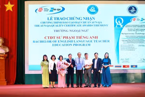 Đại học Thái Nguyên trao chứng nhận 4 CTĐT đạt chuẩn chất lượng AUN-QA