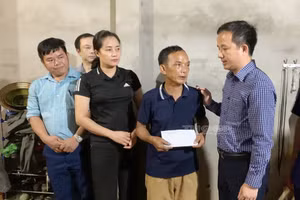 Đại diện chính quyền địa phương thăm và động viên gia đình cháu T. (Ảnh: Cổng thông tin điện tử tỉnh Thái Nguyên).