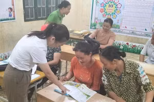 Học viên lớp xoá mù chữ vào rừng đào măng, hái rau tặng thầy cô giáo.