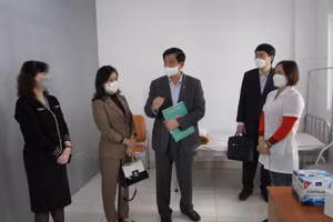 Đoàn công tác kiểm tra công tác chuẩn bị đón học sinh đi học trở lại.