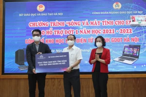 Tập đoàn công nghệ CMC trao tặng 3600 máy tính bảng cho học sinh nghèo Hà Nội