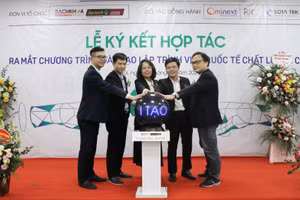 Các đại biểu thực hiện nghi thức hợp lực cam kết đồng hành