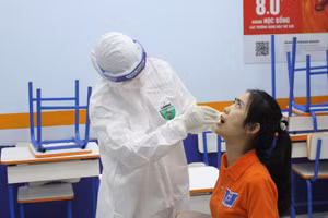 Diễn tập phương án xử lí tình huống thí sinh có dấu hiệu sốt, khó thở.