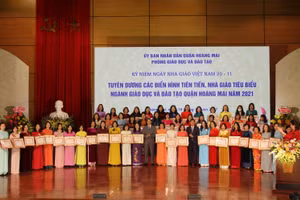 Lãnh đạo Sở GD&ĐT Hà Nội, lãnh đạo quận Hoàng Mai trao bằng khen cho các nhà giáo tiêu biểu