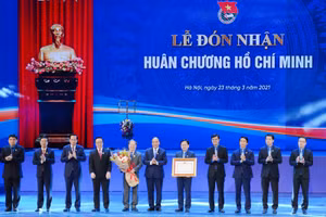 Thủ tướng Chính phủ Nguyễn Xuân Phúc trao tặng Huân chương Hồ Chí Minh, phần thưởng cao quý của Đảng, Nhà nước cho Đoàn TNCS Hồ Chí Minh