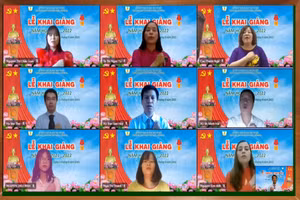 Giáo viên và học sinh Trường THPT Phan Huy Chú tập hát Quốc ca.