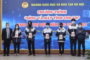 Đại diện học sinh nhận máy tính tại chương trình