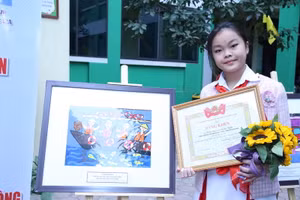 Trần Nguyễn Uyên Nghi bên tác phẩm đạt giải đặc biệt của Cuộc thi.