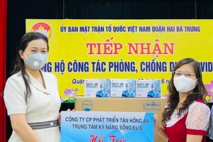 Bà Trần Lưu Hoa (bên trái) - Chủ tịch Ủy ban Mặt trận Tổ quốc Việt Nam quận Hai Bà Trưng được điều động, bổ nhiệm giữ chức Phó Giám đốc Sở Giáo dục và Đào tạo Hà Nội.