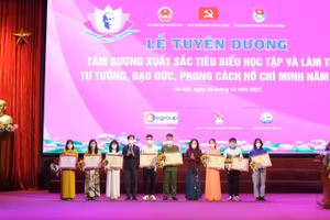 Thứ trưởng Ngô Thị Minh và Bí thư Trung ương Đoàn Nguyễn Minh Triết trao giải cho các thí sinh đạt giải