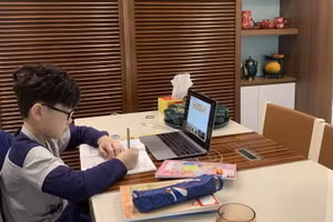 Học sinh trường tiểu học Trần Quốc Toản học trực tuyến.