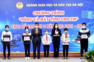 Lãnh đạo ngành Giáo dục Hà Nội trao thiết bị học trực tuyến cho học sinh.