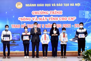 Lãnh đạo ngành Giáo dục Hà Nội trao thiết bị học trực tuyến cho học sinh.