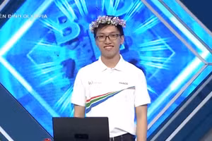 Duy Thái đeo vòng hoa may mắn trong suốt trận đấu.