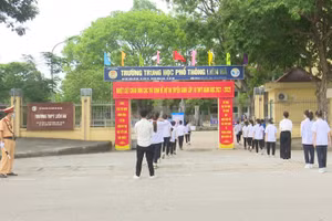 Diễn tập các tình huống tổ chức thi vào lớp 10 tại huyện Đông Anh.