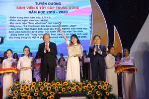 Phó Thủ tướng Trương Hòa Bình trao danh hiệu "Sinh viên 5 tốt".