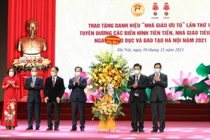 Thứ trưởng Bộ GD&ĐT Nguyễn Hữu Độ tặng hoa chúc mừng ngành GD-ĐT Hà Nội