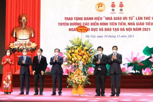 Thứ trưởng Bộ GD&ĐT Nguyễn Hữu Độ tặng hoa chúc mừng ngành GD-ĐT Hà Nội