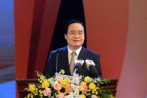 Bộ trưởng Phùng Xuân Nhạ phát biểu tại lễ tuyên dương học sinh đoạt giải Olympic quốc tế năm 2020.