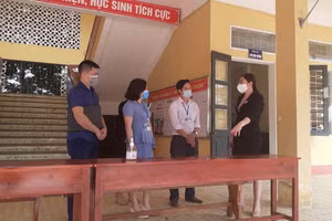 Giám đốc Sở GD&ĐT Hòa Bình kiểm tra công tác phòng chống dịch Covid-19.