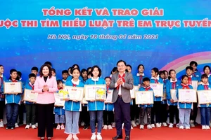 Các thí sinh nhận giải Nhất.