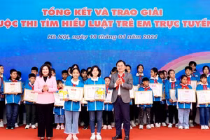 Các thí sinh nhận giải Nhất.