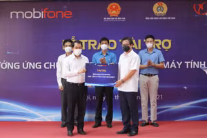 Đại diện Bộ GD&ĐT tiếp nhận tài trợ