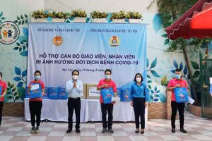 Giám đốc Sở GD&ĐT Hà Nội Trần Thế Cương trao hỗ trợ cho các cán bộ, giáo viên có hoàn cảnh khó khăn