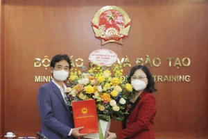 Thứ trưởng Ngô Thị Minh trao quyết định bổ nhiệm cho ông Phạm Hùng Anh