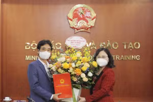 Thứ trưởng Ngô Thị Minh trao quyết định bổ nhiệm cho ông Phạm Hùng Anh