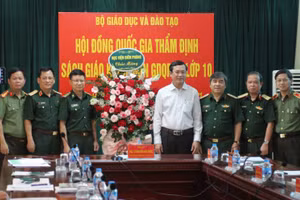 Thứ trưởng Nguyễn Văn Phúc chụp ảnh lưu niệm cùng các thành viên Hội đồng