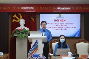 Ông Nguyễn Ngọc Ân và bà Nguyễn Thị Bích Hợp - Phó Chủ tịch Công đoàn Giáo dục Việt Nam chủ trì hội nghị tại điểm cầu Hà Nội