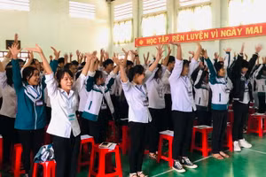 Học sinh Trường THPT Yên Khánh A trong giờ sinh hoạt ngoại khóa.