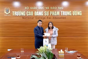 Chủ tịch Công đoàn Giáo dục Việt Nam Nguyễn Ngọc Ân tặng quà cho các nhà giáo hoàn cảnh khó khăn.