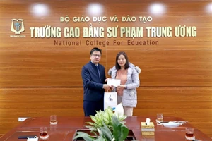 Chủ tịch Công đoàn Giáo dục Việt Nam Nguyễn Ngọc Ân tặng quà cho các nhà giáo hoàn cảnh khó khăn.