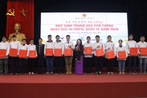 Thứ trưởng Ngô Thị Minh trao quà của Thủ tướng Nguyễn Xuân Phúc cho các học sinh xuất sắc.