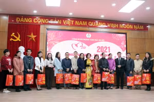 Công đoàn ngành GD-ĐT Hà Nội tặng quà Tết cho các giáo viên có hoàn cảnh khó khăn