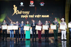 Thường trực Ban Bí thư Võ Văn Thưởng cùng bí thư thứ nhất Trung ương Đoàn Nguyễn Anh Tuấn trao tặng giải thưởng cho Gương mặt trẻ Việt Nam tiêu biểu.