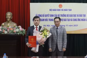 Thứ trưởng Hoàng Minh Sơn trao quyết định bổ nhiệm cho ông Bùi Văn Linh