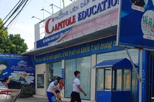 Trường liên cấp Capitole "lén" đón học sinh đến trường. 